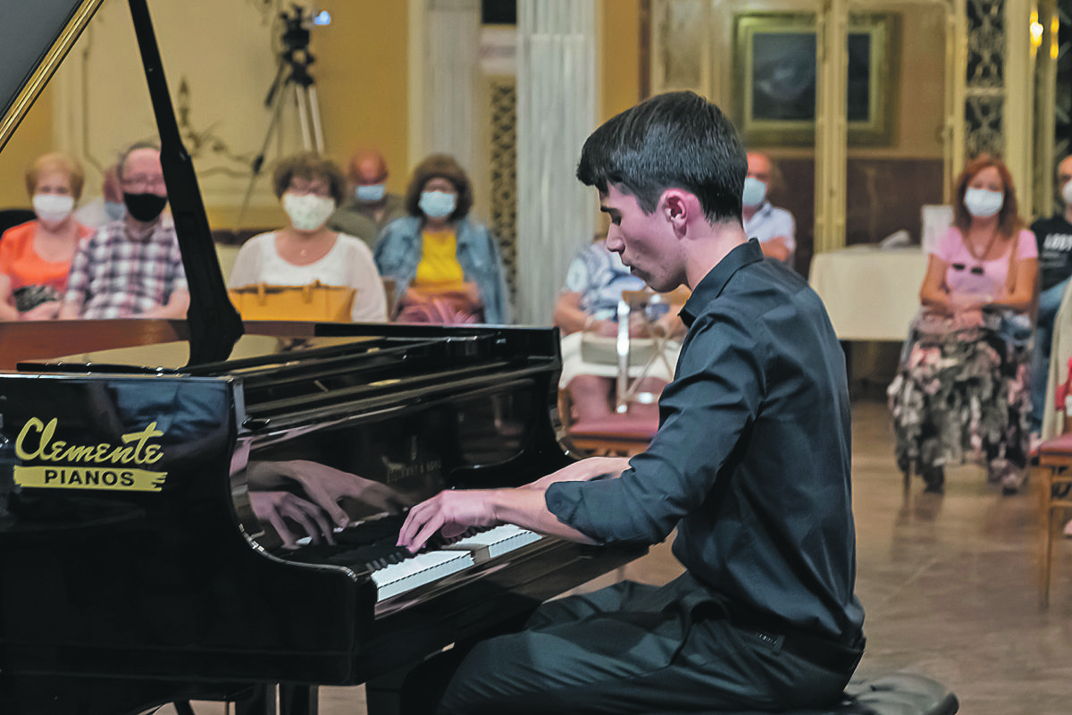 Pol Requena gana el premi ‘Antoni Besses’ de piano