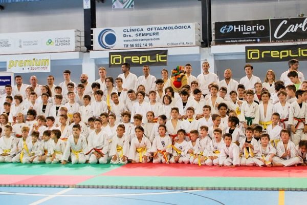 El Judo Club Alcoi reúne a 150 alumnos en la clausura del curso