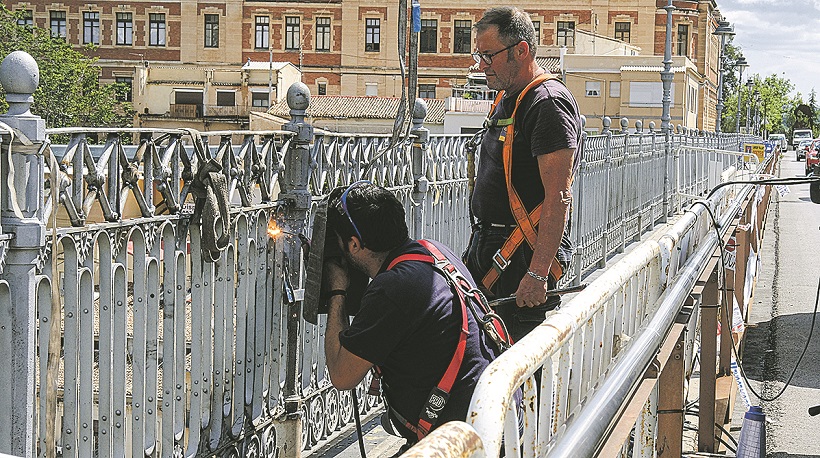 Reparen la barana del Viaducte després de ser arrancada i llançada al riu