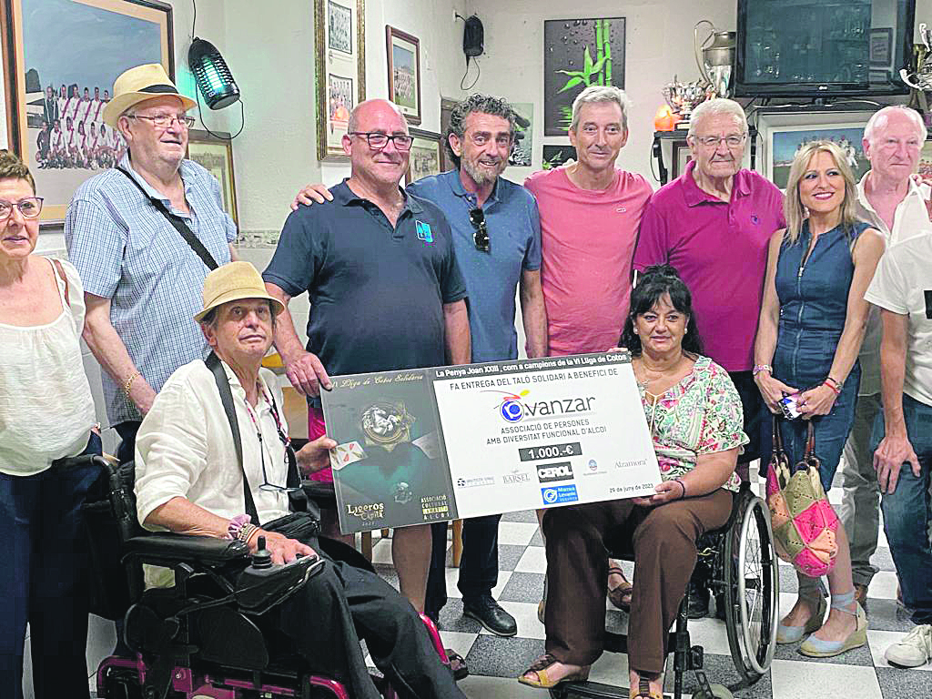 Avanzar recibe el cheque solidario de la AC Samarita