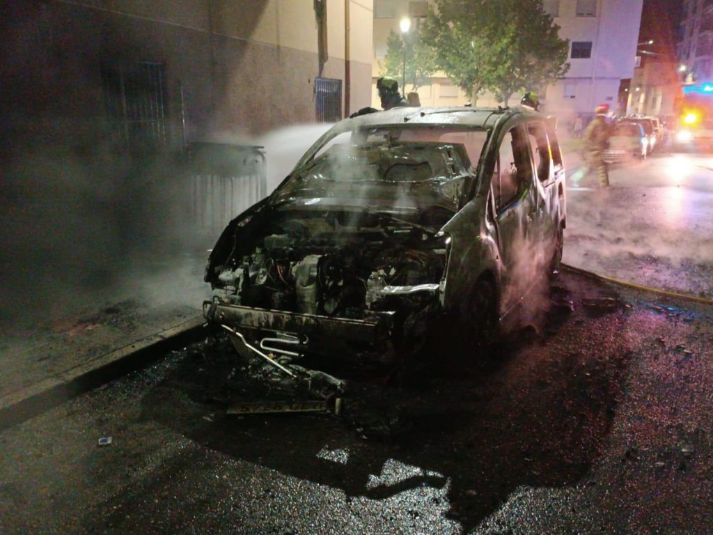 L'incendi d'un cotxe a Ibi