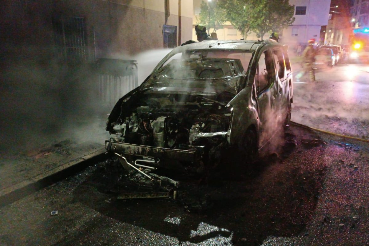 El incendio de un coche en Ibi