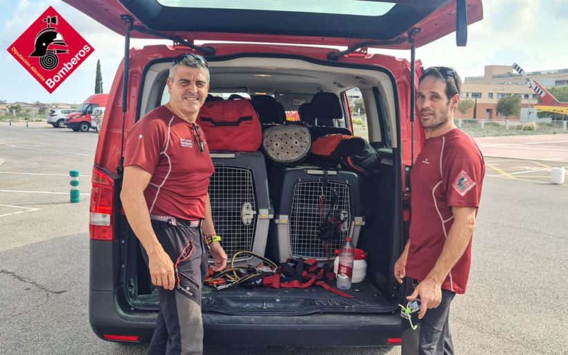 Sergio Pérez y su perro Titán ayudan en Libia