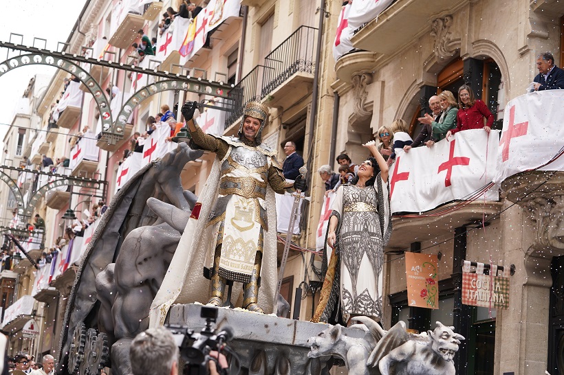 Propuesta para que las festeras puedan hacer de capitán y alférez