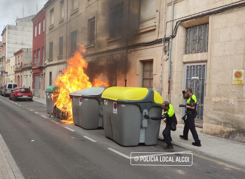 Investiguen les causes de l'incendi d'un contenidor