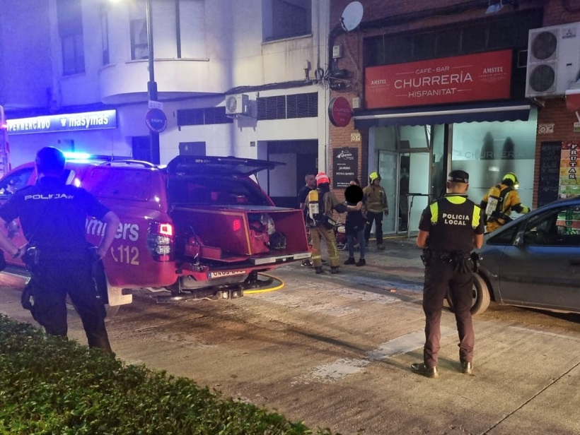 Sofocan un incendio en el interior de un bar en la Zona Nord