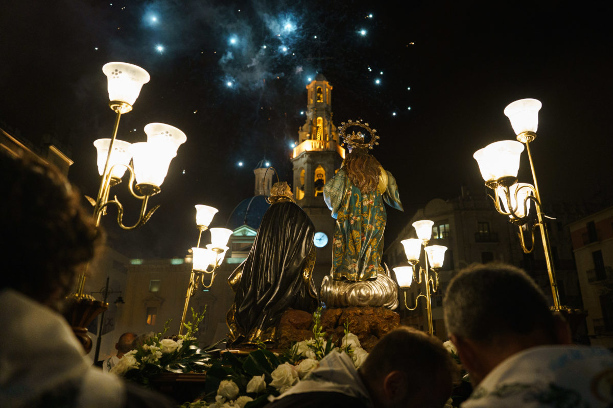 La Virgen de los Lirios es recibida con flores