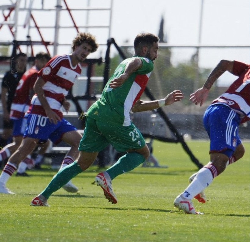 Prada arruïna el partit de l'Alcoyano amb la seua matinera expulsió