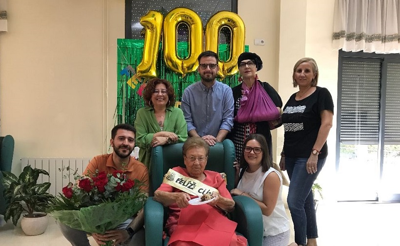 Homenatge a Delfina Alcaraz pels seus 100 anys