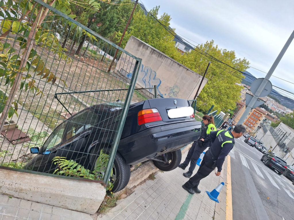 Un altre aparatós accident d'un cotxe que es precipita a l'Andreu Sempere