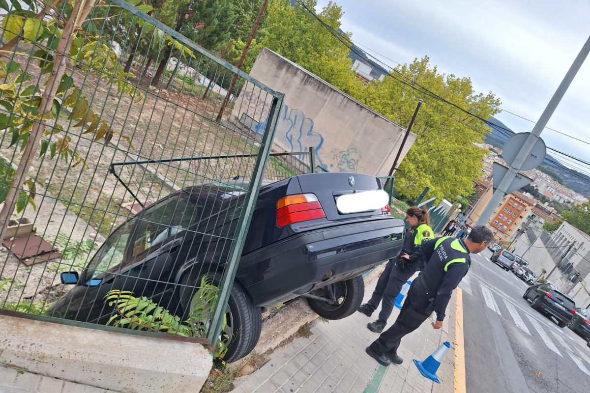 Un altre aparatós accident d'un cotxe que es precipita a l'Andreu Sempere