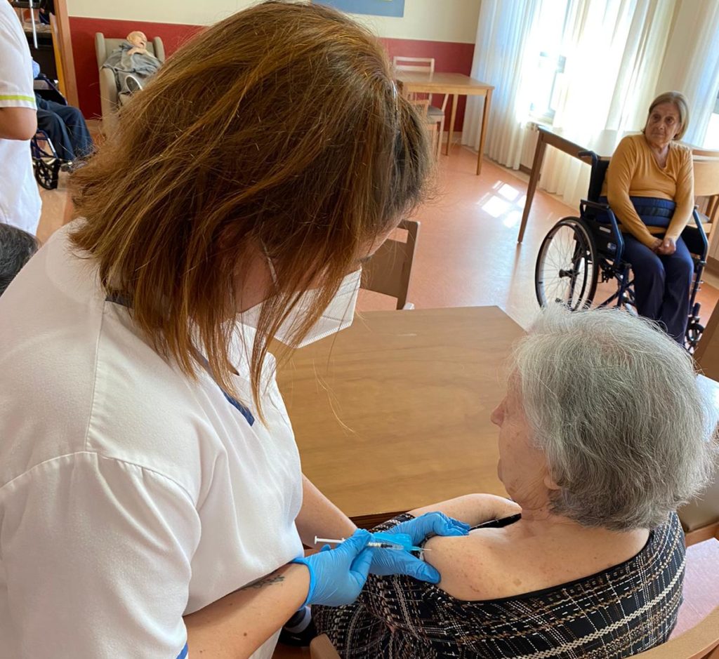 Sanidad inicia la administración conjunta de la vacuna antigripal y frente a la COVID-19