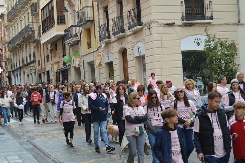 Multitudinari suport a Alcoi al càncer de mama