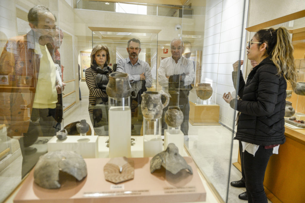 El Museu Arqueològic organiza visitas escolares para dar a conocer los rituales de enterramiento a lo largo de la historia