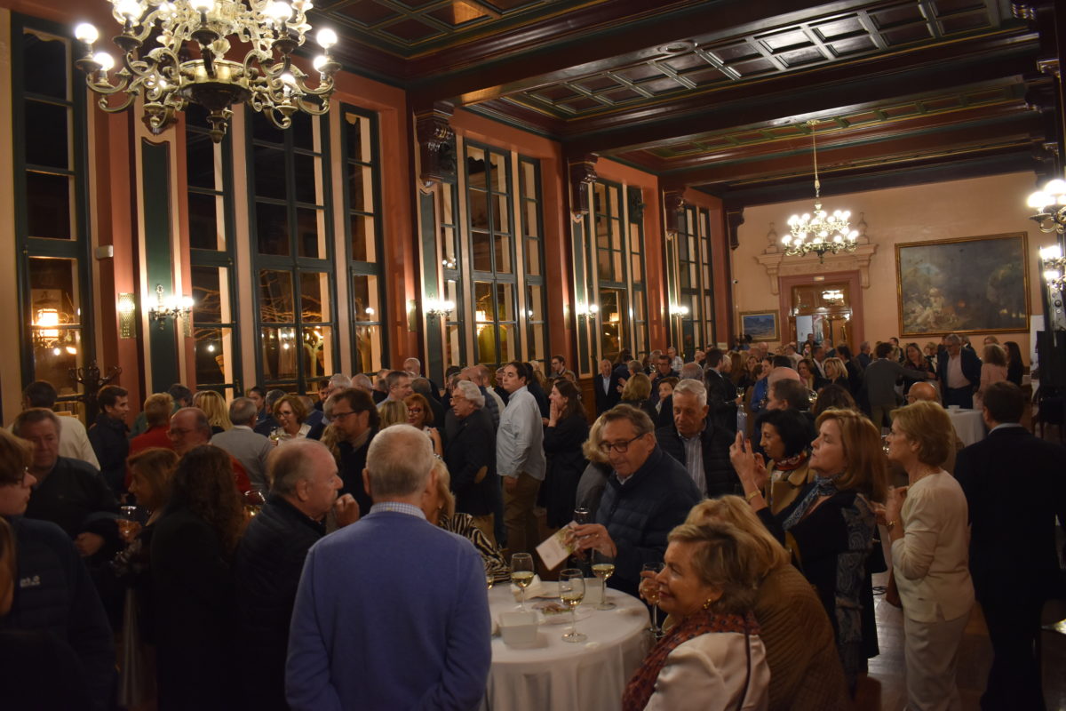 Multitudinaria presentación de los vinos de la bodega Casa Sicilia en el Círculo Industrial
