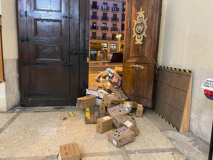 Condena del Ayuntamiento de Alcoy a un acto vandálico en la puerta del consistorio