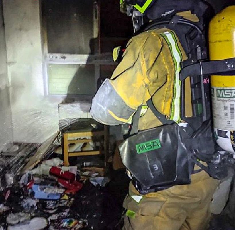 Evacuat un matrimoni octogenari per un incendi a l'interior del seu habitatge