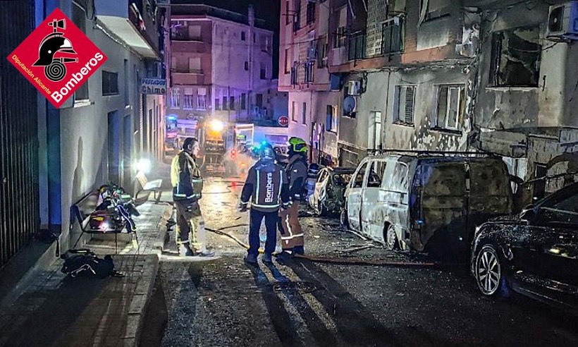 L'incendi d'un vehicle afecta a set persones, assistides per inhalació de fum