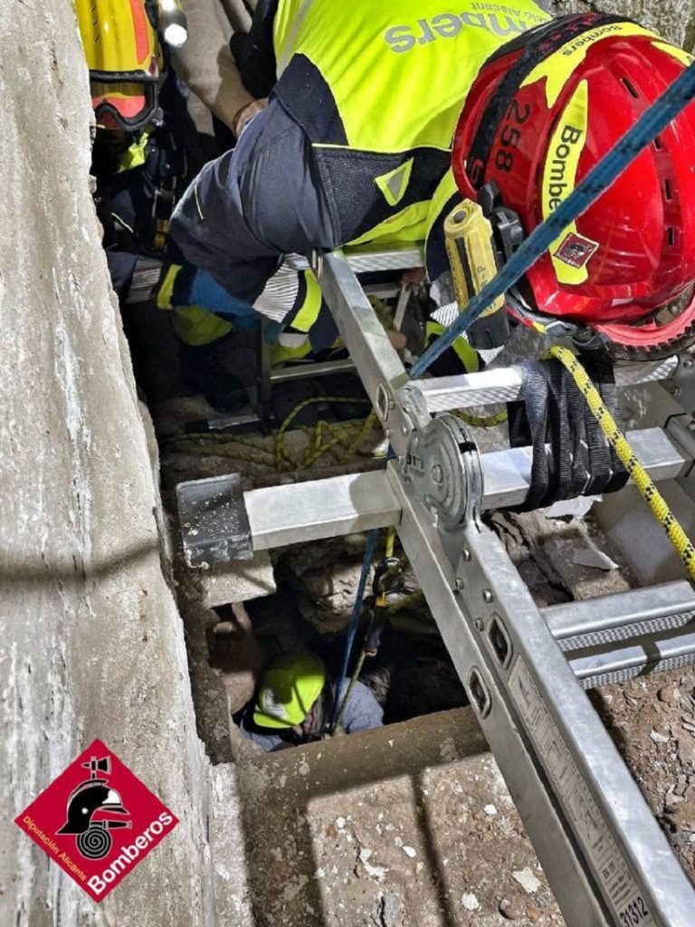 Los bomberos rescatan a un hombre que se había caído en un pozo