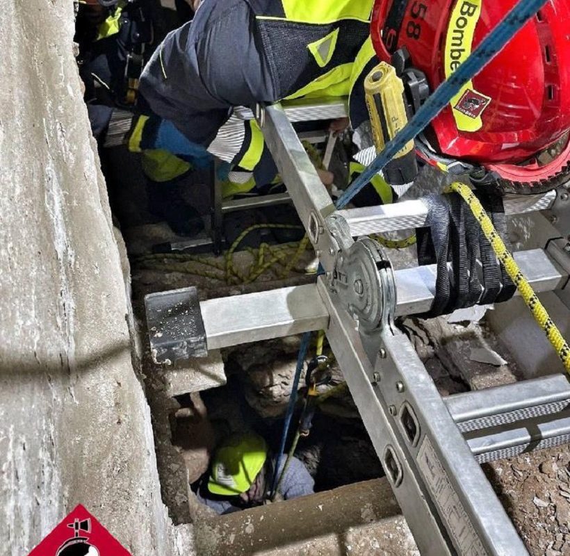 Els bombers rescaten a un home que havia caigut en un pou