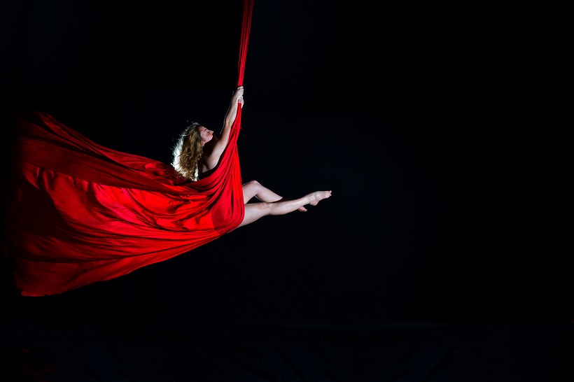 Sara Bernabeu: Danza y acrobacia aérea fusionados