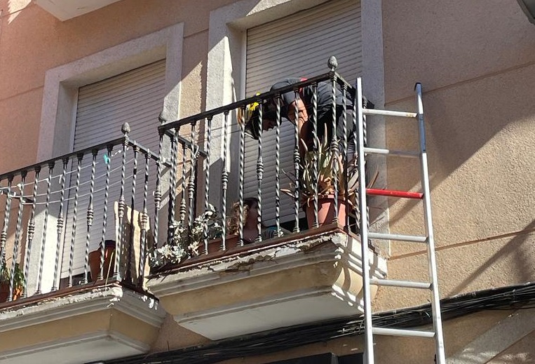 Rescatan a una niña encerrada en el balcón en Ibi
