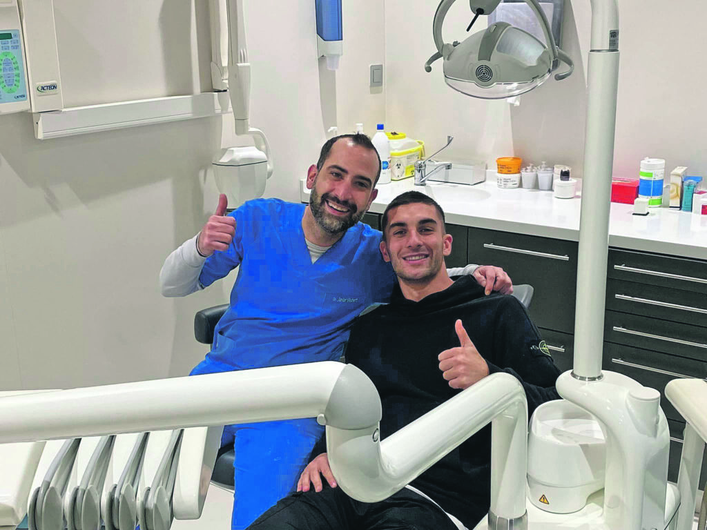 Ferran Torres visitó el jueves una clínica dental alcoyana