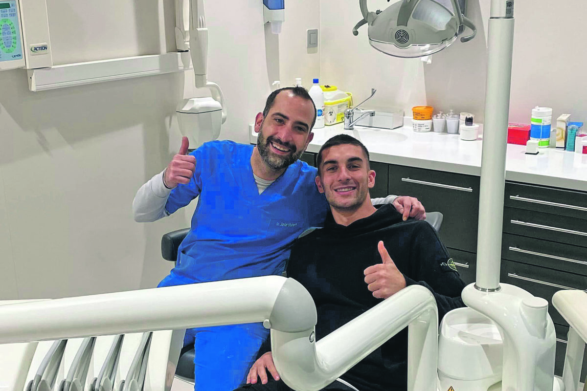 Ferran Torres visitó el jueves una clínica dental alcoyana