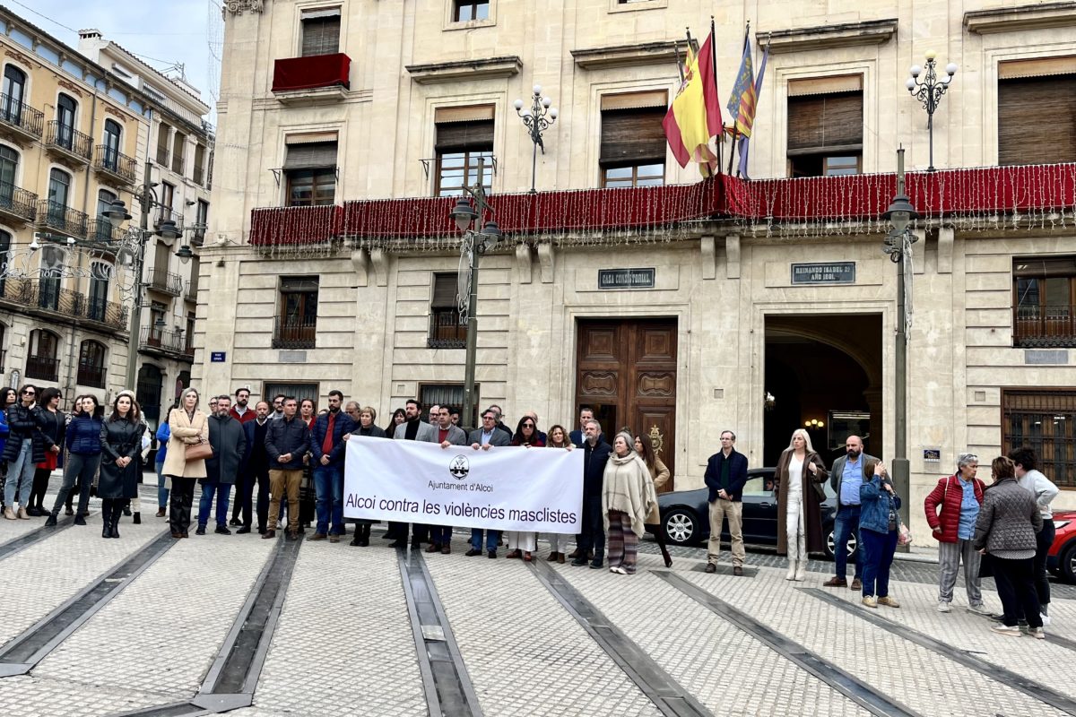 Alcoy muestra su repulsa contra el asesinato de una mujer en Sagunto