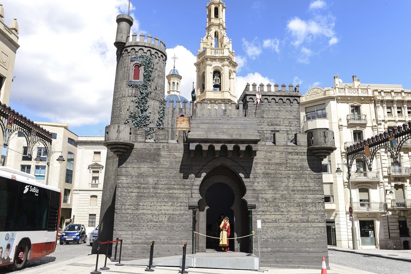 Pintar el castell, la primera de les millores de les infraestructures festeres