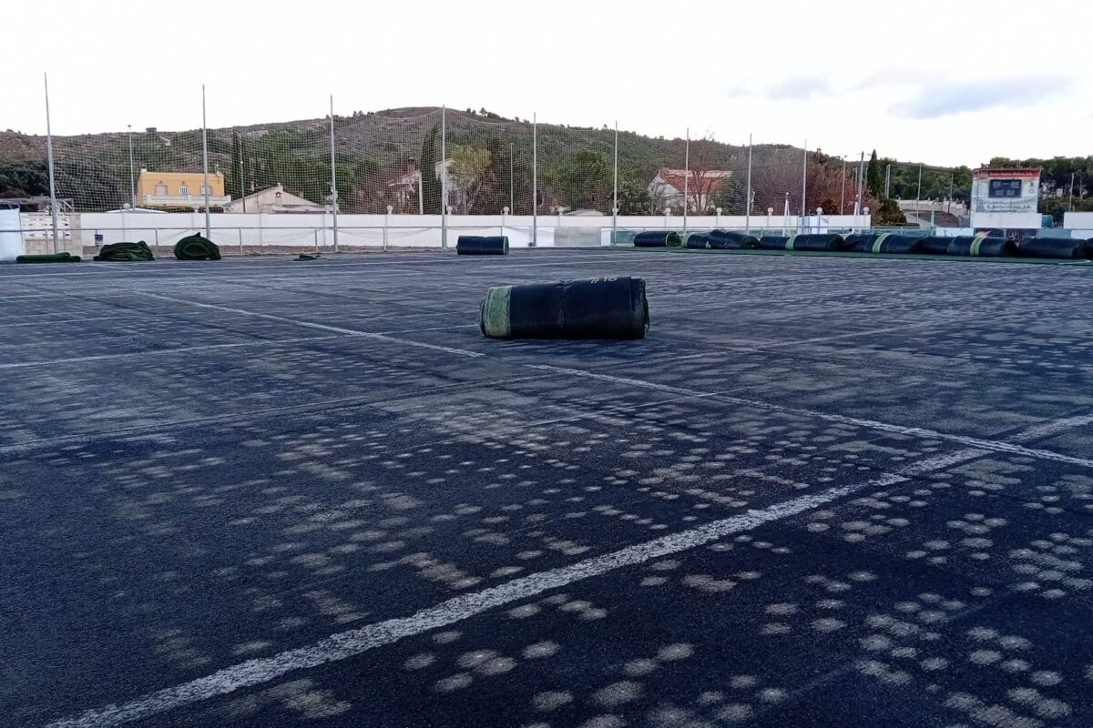 Banyeres renueva el césped del campo del polideportivo