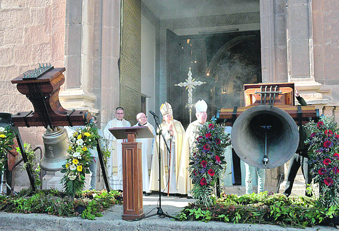 El arzobispo de Valencia bendice la restauración del campanario