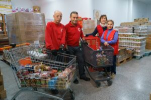 Cáritas y Cruz Roja alimentan a 450 familias alcoyanas en estas fiestas