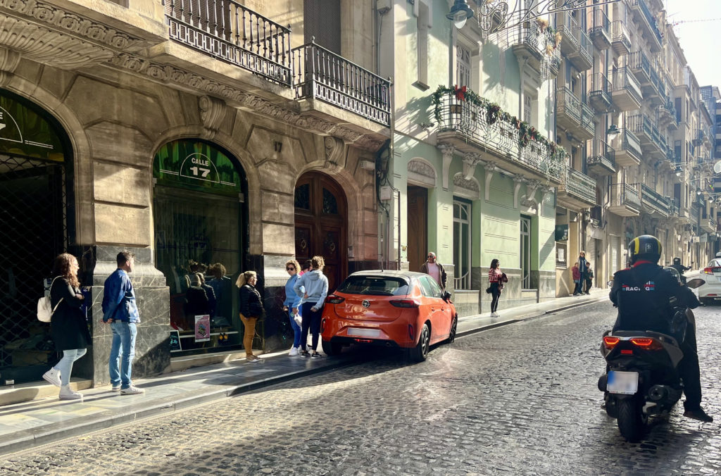 Un coche pierde el control y se empotra contra una fachada de Sant Nicolau