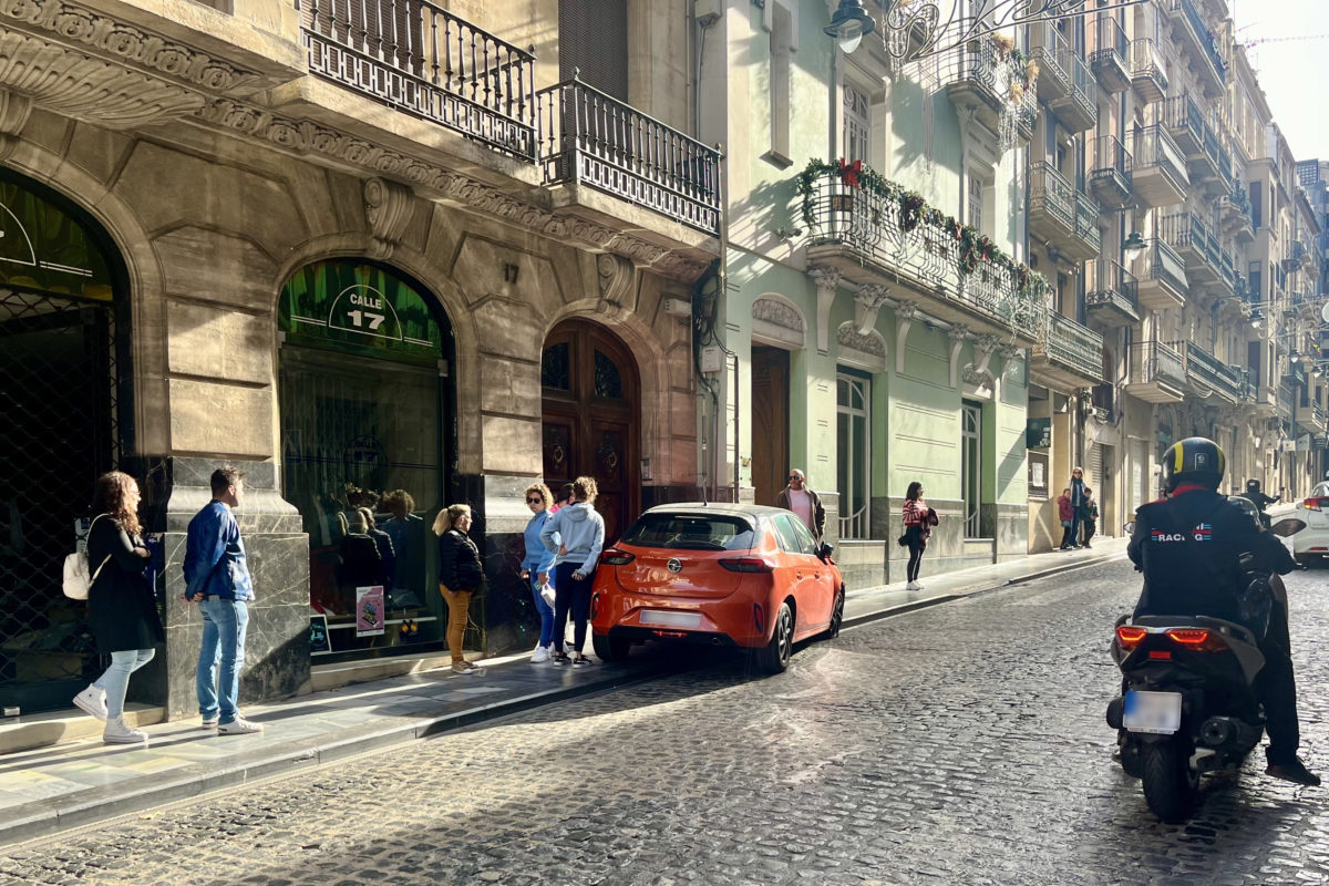 Un coche pierde el control y se empotra contra una fachada de Sant Nicolau