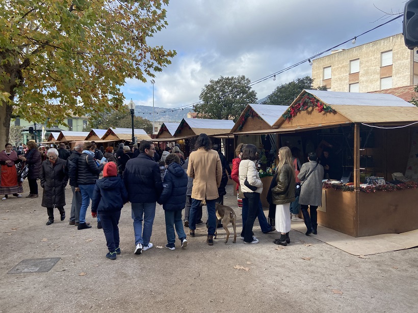 Gran afluència en el primer dia del Mercat de Nadal