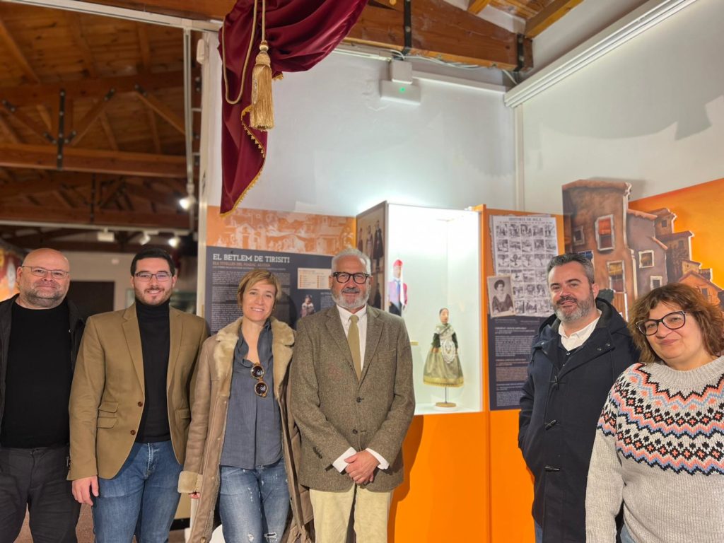 Visita institucional a l'exposició de Tirisiti al MITA