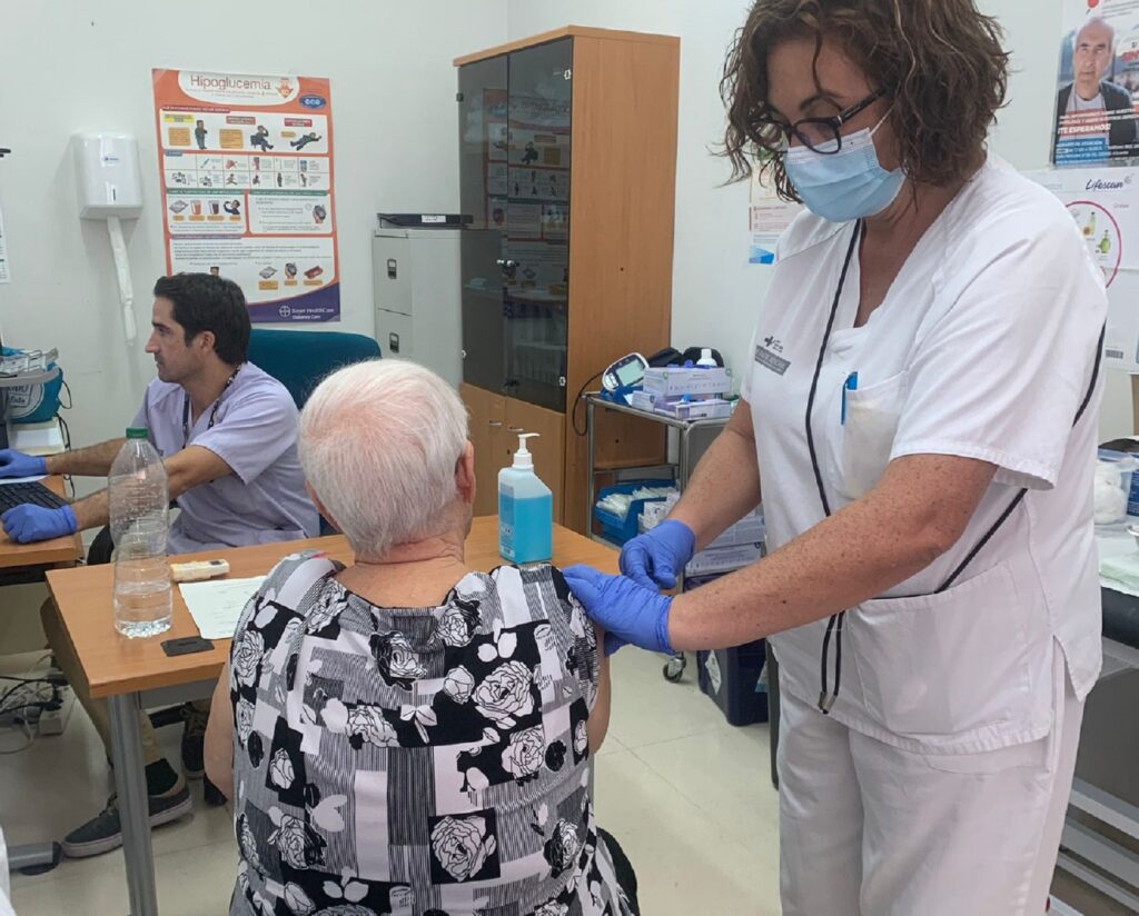 Sanidad vacunará sin cita previa de gripe y COVID-19 desde este lunes