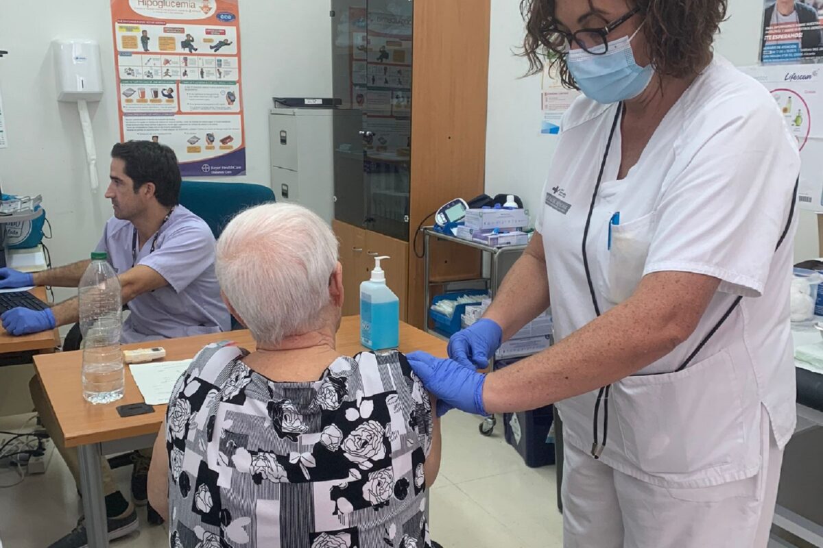 Sanidad vacunará sin cita previa de gripe y COVID-19 desde este lunes