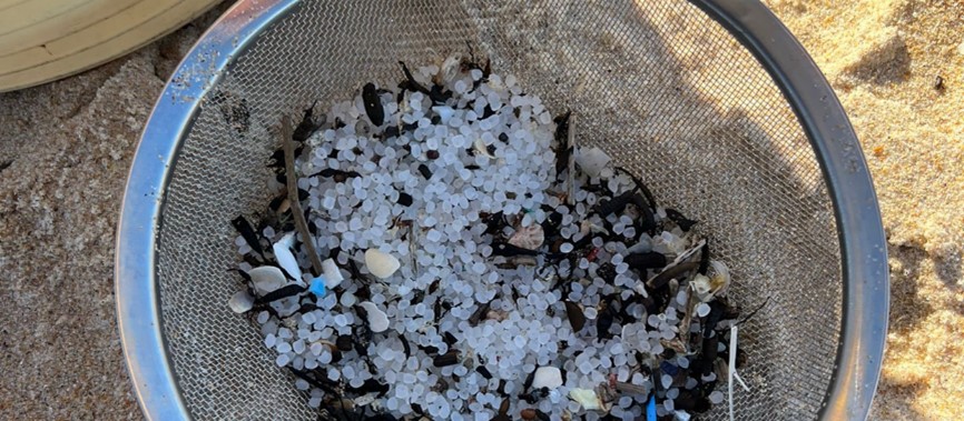 Erum reciclará el plástico del vertido de la costa gallega
