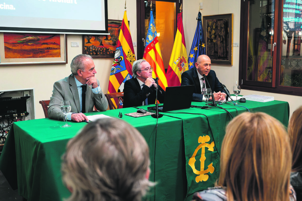 El doctor Torró va iniciar el cicle ‘Alcoi mirant al futur’