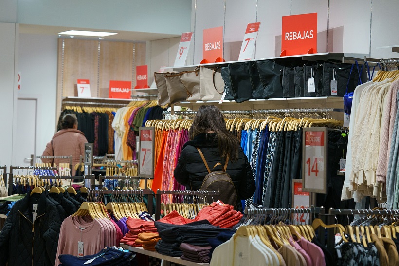 El frío tardío salva las rebajas de invierno y la campaña navideña