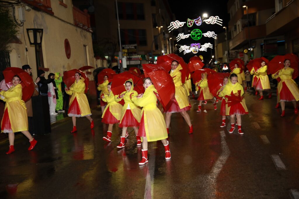 Ni la lluvia ni el viento pueden con el Carnaval de Muro