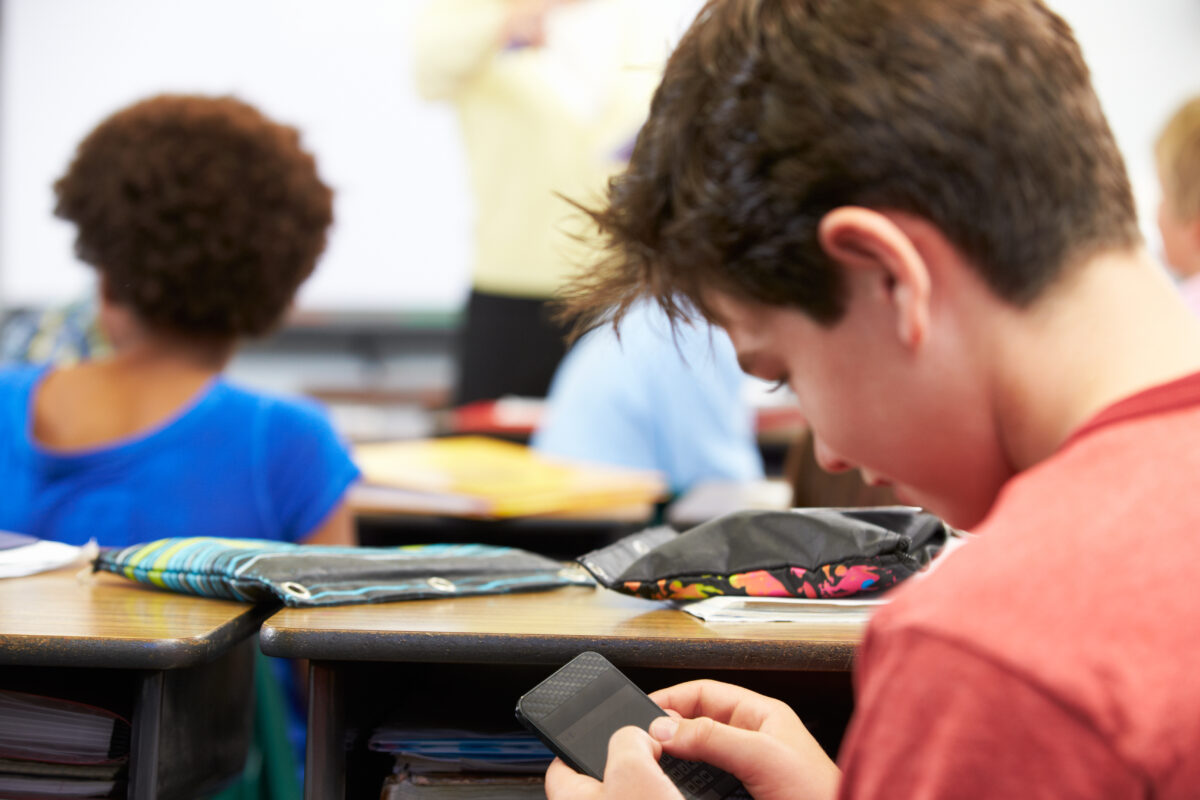 Educación trabaja para regular el uso de los móviles en las aulas