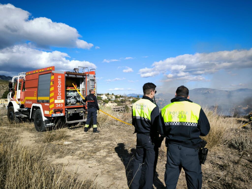 Un incendi avivat pel fort vent calcina 3 hectàrees en la zona de Gormaget