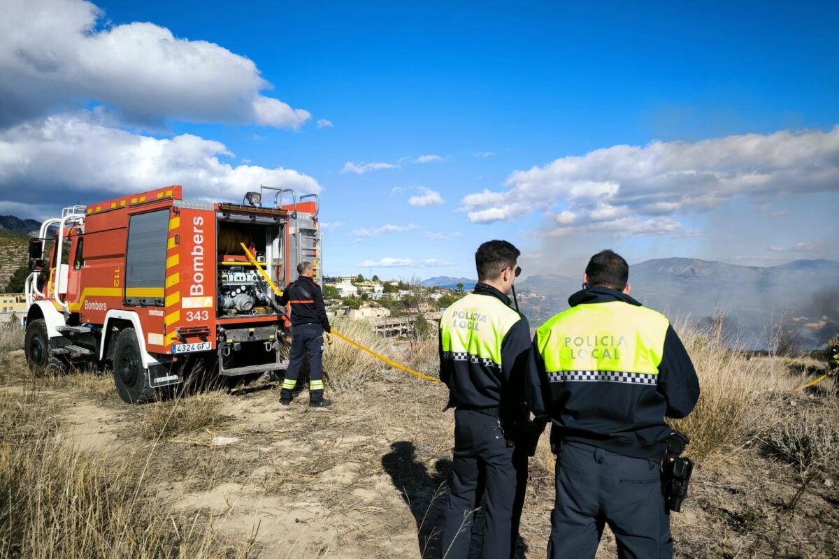 Un incendio avivado por el fuerte viento calcina 3 hectáreas en la zona de Gormaget