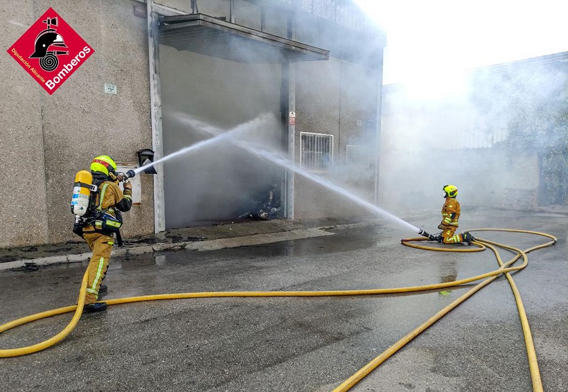 Numerosos efectivos de bomberos intervienen en un incendio de una nave textil en Cocentaina