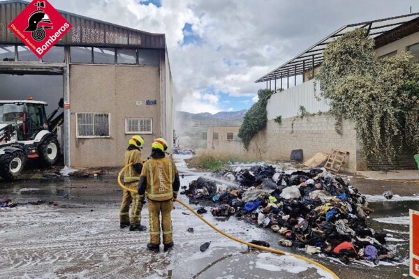 Nombrosos efectius de bombers intervenen en un incendi d'una nau tèxtil a Cocentaina