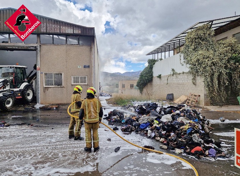 Numerosos efectivos de bomberos intervienen en un incendio de una nave textil en Cocentaina