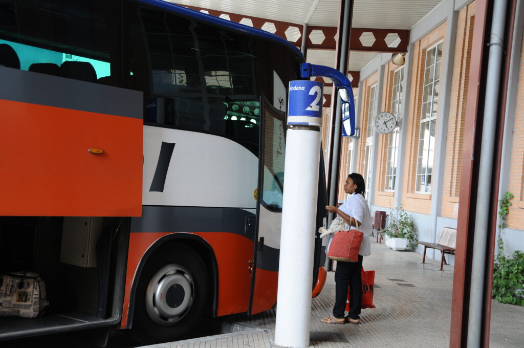 Alcoy y Cocentaina exigen mejoras tras el cambio de concesionaria del autobús a Valencia
